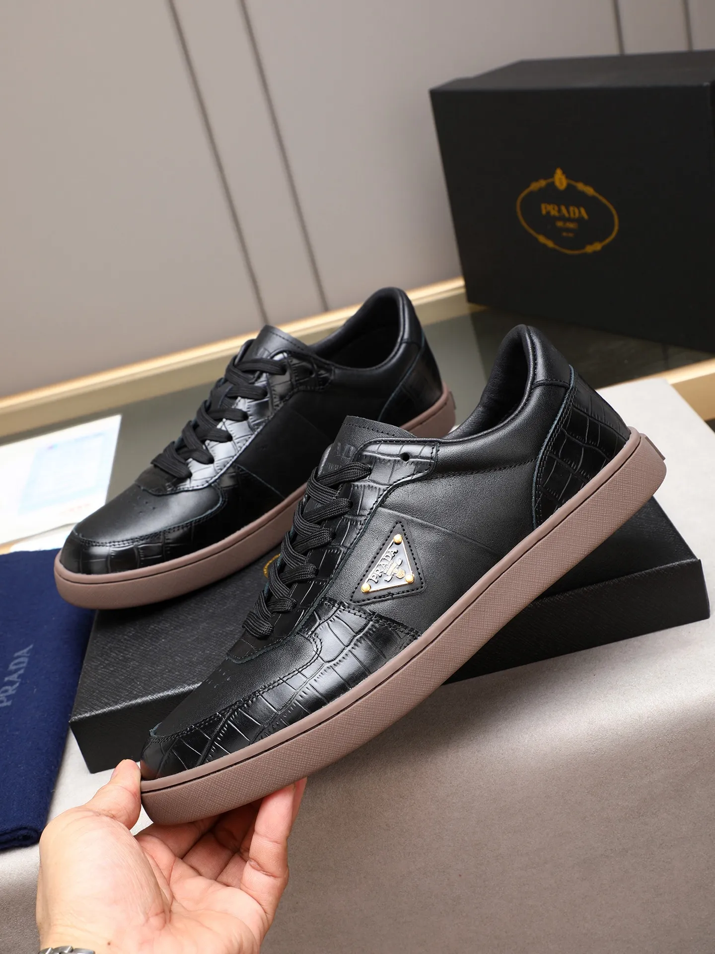 Men's shoes💰420💰 Brand: PRADA (Prada) Standard code: Men's code 38–44 (45 can be customized) Material: Original cowhide, breathable sheep lining Special outsole Style category: Men's fashionable casual sneakers Low-key luxury! Color: actual picture color